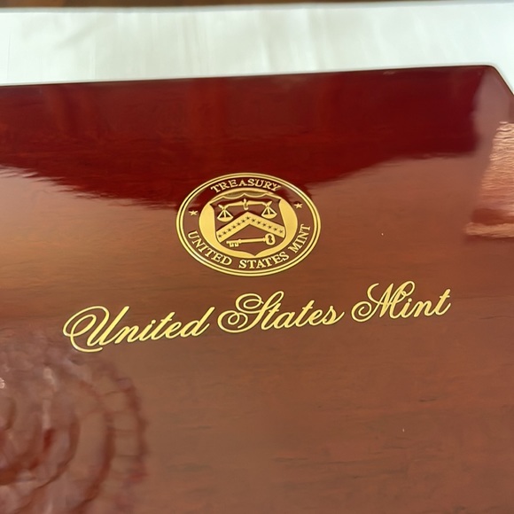 2009 Ultra High Relief double Eagle Gold Coin Display storage Case Box Mahogany - Picture 2 of 11